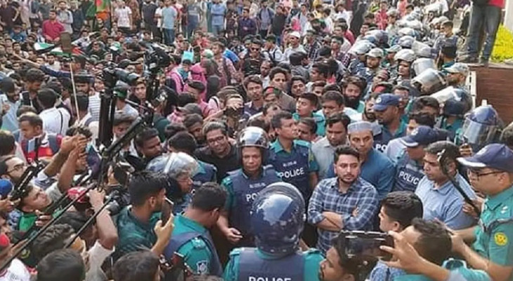 জবি শিক্ষার্থীদের সঙ্গে কথা বলতে সচিবালয়ের সামনে উপদেষ্টা নাহিদ