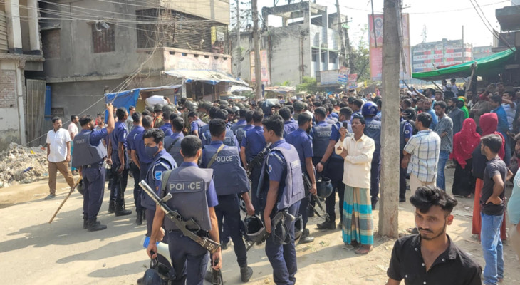 নারায়ণগঞ্জে বকেয়া বেতনের দাবিতে শ্রমিকদের সড়ক অবরোধ