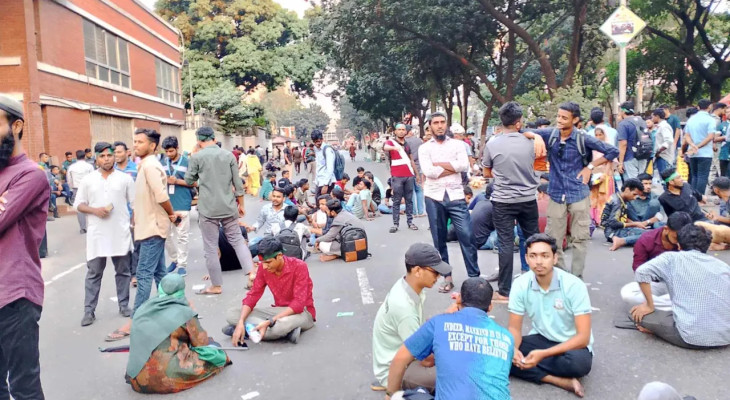 দাবি পূরণের আশ্বাস, তবুও সড়ক ছাড়েননি জবি শিক্ষার্থীরা